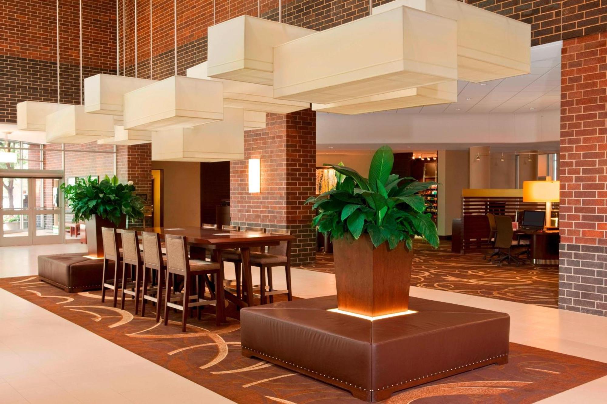 Sheraton At Keystone Crossing 3*